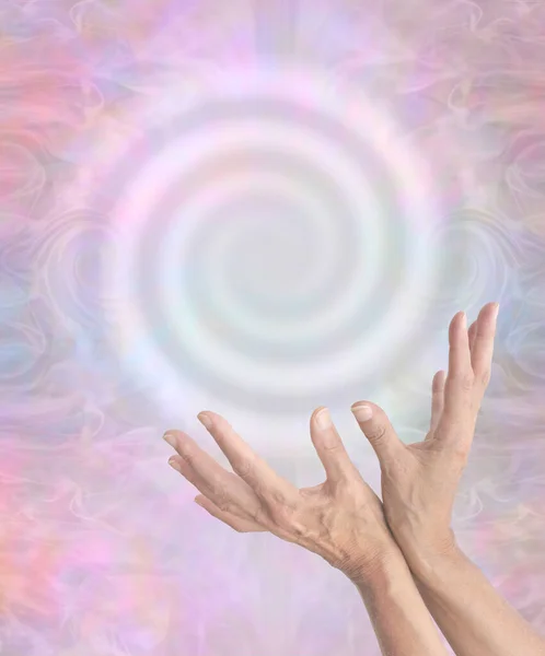 更健康的感觉高振动治疗漩涡 女性的手在一个巨大的完美的螺旋形能量的边缘与一个带复制空间的粉红色气态能量背景 — 图库照片