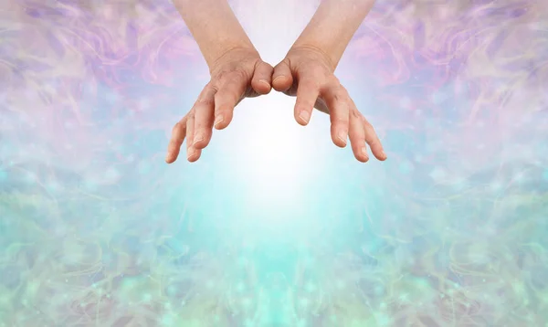 Reiki Healing Energy Přichází Vám Přes Ether Ženské Léčivé Ruce — Stock fotografie