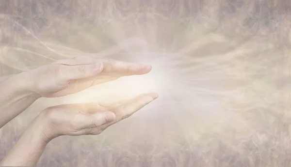 Подключение Божественному Разуму Исцеляющей Энергии Женские Параллельные Руки Красивой Золотистой — стоковое фото