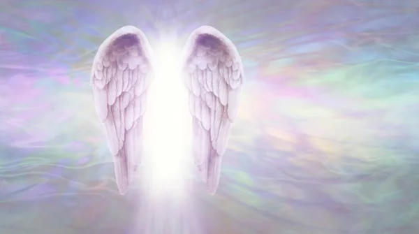 天使の光がメッセージテンプレート ライラック天使の翼のペアは 精神的なテーマのための理想的なコピースペースと流れるエーテル気体のパステルカラーのエネルギー形成の背景との間に明るい白い光を持ちます — ストック写真