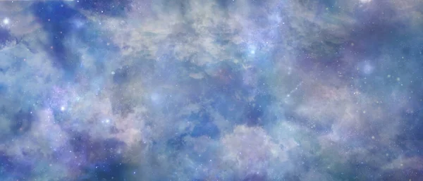 美しい天の雲の背景バナー 天の概念青ピンク紫色のライラック上記の天を描いたエーテル深い宇宙の空 — ストック写真