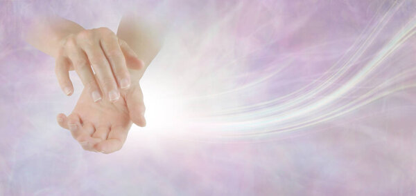 Шаблон пригласительного знака Reiki Share Invitation - женские руки с чашечками на фоне розового пастельного легкого фона с копировальным пространством для содержания курса, объявления, сертификата, диплома или награды 