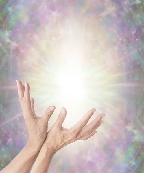 Magische Energie Healing Hands Sensing Star Light Etherische Pastelkleurige Achtergrond — Stockfoto