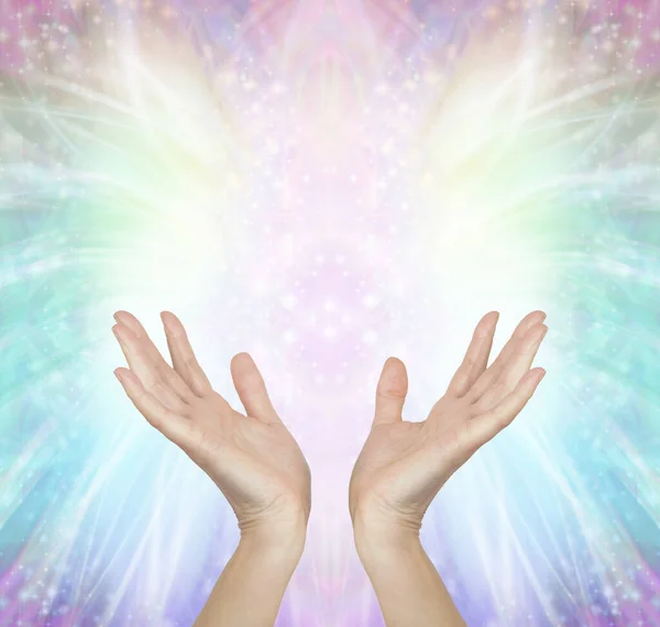 エンジェルセラピーヒーリングハンドコンセプト コピースペースで天使の実体を形成する輝くエネルギーフィールドに到達する女性の手 — ストック写真