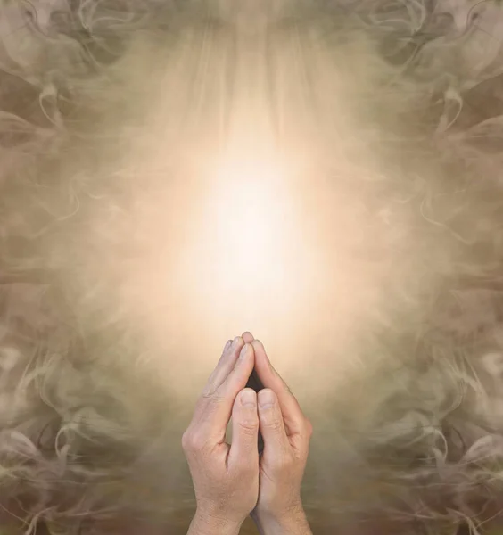 男性の手は神の知性を祈って 精神的なロ宗教的なメッセージのためのコピースペースと美しい暖かい黄金の茶色の賢明なエネルギーフィールドの背景に対する祈りの位置で手 — ストック写真