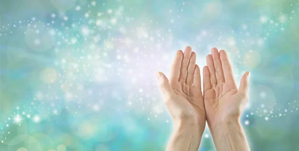 灵气治疗者疏导高共振治疗能量 女性张开的手掌面对着带信息或名片模板的绿色闪光泡泡效果背景 — 图库照片
