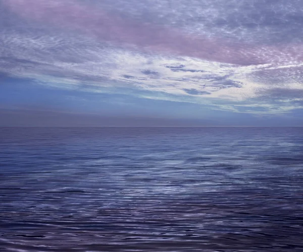 Güzel Atmosferik Romantik Bulut Manzarası Okyanus Ufku Eflatun Mavisi Deniz — Stok fotoğraf