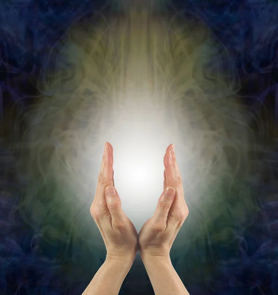 シャーマン女性ヒーラー送信癒しの振動 成熟した女性の手と白い光の間にエーテルエネルギーフィールドの背景とコピースペース — ストック写真