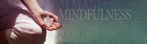 Merkaba Mani Padme Hum Mindfulness Banner 与Mindfulness Om一起手握石英 背景为鼠尾草绿色 — 图库照片