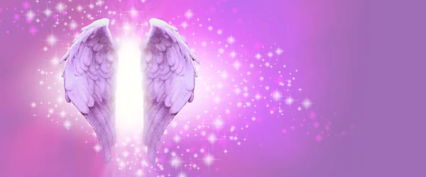 エンジェルヒーリングピンクの輝きメモテンプレートの背景 コピースペースとピンクの輝く背景の間に白い光を持つ羽の天使の翼のペア — ストック写真