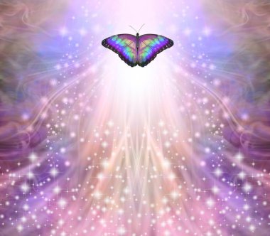 Ruhani Kelebek Holistik mesaj arkaplanı - ince mavi şeftali rengi parlak arka plana karşı çok renkli kelebek ışığa doğru uçuyor ve metin için boşluk kopyalıyor
