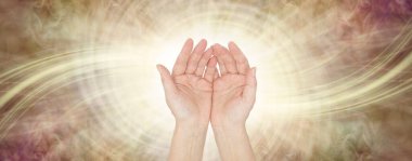Golden Healing Life Force Energy Healing Vibes seziyorum. Kadın eli dışa dönük. Beyaz ve altın sarmal girdap enerji alanı arka planında fotokopi alanı var.