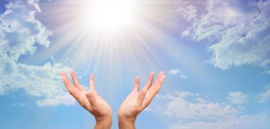 Güneş bizim nihai şifalı kaynağımızdır. Güneş ışığı. Titreşimleri iyileştiren bulutlar. Mavi gökyüzü, kabarık bulutlar.