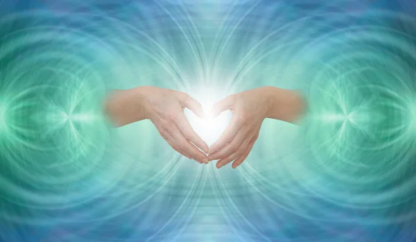 Aussenden Herzzentrierter Scalar Healing Energie Weibliche Hände Formen Eine Herzform — Stockfoto