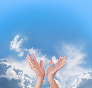 Vibes Memo mavi gökyüzü arka planı iyileştirme - kadın elleri uzanan güzel mavi bir arka plan ruhani reklam ders içeriği duyurusu için ideal 