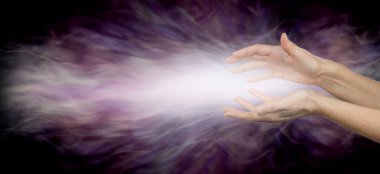 Reiki Şifalı Vibe Enerjisi Işınlanıyor - Parlak beyaz enerjili kadın paralel elleri geniş bir ruhani erik enerji formasyonu üzerinde dışarıya doğru akıyor kopyalamak için mor enerji oluşumu arkaplanı ve alanı