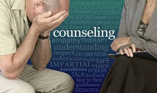 找一些建议来解决你的精神健康问题 男性与女性心理治疗师手牵着手 手握剪贴板 中间闪烁着蓝色绿色背景的相关词汇 — 图库照片