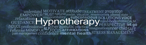 Слова, связанные с гипнотерапией Word Cloud - темно-синий пернатый фон с облаком тегов положительных и отрицательных слов вокруг слова HYPNOTHERAPY 