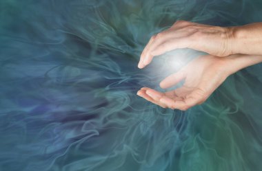 Reiki 'nin Şifalı Vibe Enerjisi Hissediliyor - Beyaz enerji küresi ile kavrulmuş kadın elleri ruhani mavi akış enerji formasyonu arkaplanı ve kopyalamak için boşluk arasında