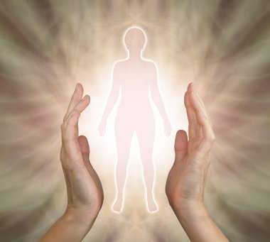 İyileştirici titreşimler gönderdiğiniz kişiyi gözünüzde canlandırın ve kadın paralel elleri ile kadın silueti arasında dışa doğru akan altın enerji alanı 