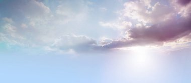 Güzel romantik karamsar akşam bulutlu arka plan afişi - büyük tozlu pembe bulutlar ve akşam günbatımlı güneş bulutları ve metin için boşluk kopyalama