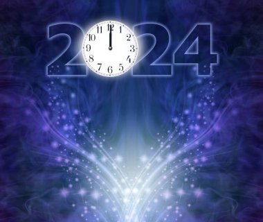 Mutlu yıllar 2024 Kutlama Şablonu. Gece yarısını gösteren bir saat. 2024 'ü koyu mavi bir arkaplan ile yukarı doğru ışıltılı ışıltılı bir akış ve kopyalama alanı oluşturan bir saat.
