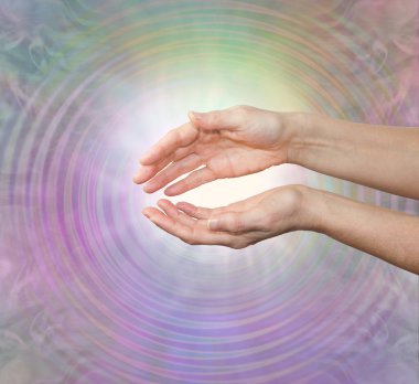 Reiki Master iyileştirici titreşimler ile çalışıyor - kadın elle kavrayıp iyileştirme frekansı gönderiyor ince pastel renkli yankılanan ruhani arka plan ve kopyalama boşluğuna karşı                               