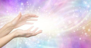 Nazik Işıkçı İyileştirici Eller ve beyaz ışık mesajı pankartı - Pastel renkli ruhani mesajlı ışıldayan ruhani arkaplana karşı ışıldayan enerji titreşimli kadın elleri