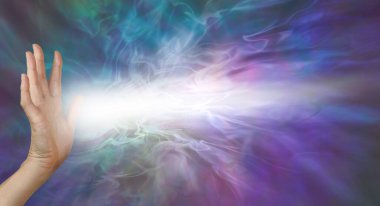 Palmiye çakrasından gelen nazik pranik iyileştirme enerjisi. Avuç içinden gelen beyaz ışık demeti ile kadın. Fotokopi için ruhsal ve ince bir enerji arka planına ve boşluğa doğru geliyor. 