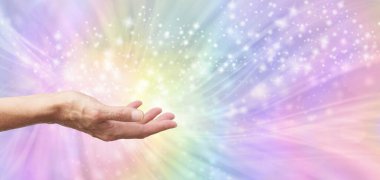 Reiki Gökkuşağı Uzaktan Şifalı Yıldız Işığı Arkaplanı - Kadın Reiki Master Healer açık elle gökkuşağı enerji alanına karşı kuantum enerjisi gönderiyor ve uzayı kopyalıyor