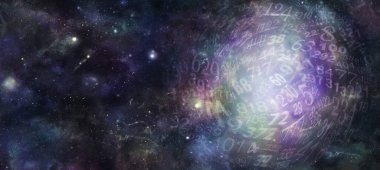 Dönen Rastgele Kozmik Sayılar Numerolojisi Derin Uzay Şablonu - geniş koyu mavi gökyüzü arkaplanı, dönen rastgele sayılardan oluşan geniş bir daire ve mesaj için sol tarafta kopyalama alanı