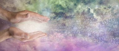 Size sayısal uzmanlık kavramını sunuyorum. Erkek paralel eller ve rastgele numaralar güzel gökyüzü arkaplanına doğru akıyor. 