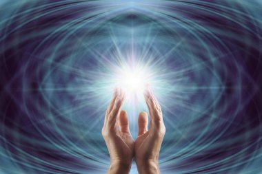 Reiki ustası Starlight Şifa Enerjisi 'yle çalışıyor. Erkek elleri açık beyaz ışık patlamasına uzanıyor. Koyu mavi simetrik arka plan ve kopyalama alanı.