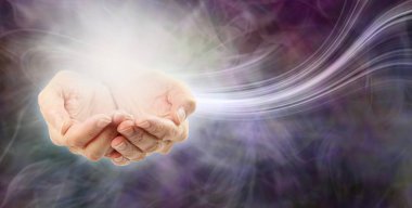 All That Is 'e bağlanıyor ve şifalı enerji mesajı pankartı gönderiliyor - beyaz kuantum enerjisiyle kaplanmış elleri fotokopi uzayıyla birlikte ruhani bir arkaplanda