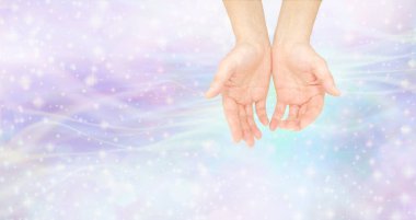 Alçakgönüllü iyileştirici eller mesaj arkaplanı. Etrafında zarif ve zarif bir enerji alanı olan kadın elleri ve ruhani mesaj için fotokopi alanı ile parıldayan yıldızlar. 