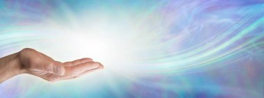 Erkek Reiki Şifacı 'nın mesaj şablonu. Geniş mavi akışkan enerji, bir adamın açık elinin parmaklarına dokunuyor. İlan için ideal bir ruhani mesaj, davetiye, Reiki Paylaşım bayrağı.