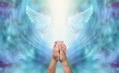 Angelic Rehberlik ve Koruma için dua eden erkek elleri, etraftaki güzel, parlayan mavi melek kanatları ve yazı için yer altında dua pozisyonunda sıkıca tutundu.