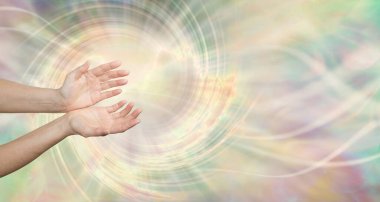 Şifacı, sarmal kuantum enerji alanıyla çalışıyor. Bir kadın, bir reklam, kartvizit, davetiye şablonu için ideal metin için sağ tarafındaki yüksek titreşimli güzel bir enerji girdabında elleri açık olarak çalışıyor.