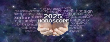 2025 ASTROLOJİ 'niz yıldızlarda yazılı. Geniş gökyüzü derin uzay karanlık arka plan. 2025 ASTROLOGY sözcüğünün altında bir çift kadın eli var.