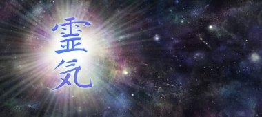 Kozmik Reiki Kanji Sembol Mesajı Banner - Kozmik bir yıldız ışığı dışa doğru yayılan derin uzay arkaplanı ve Reiki Şifacı iş kartı şablonu için ideal bir mavi Kanji sembolü