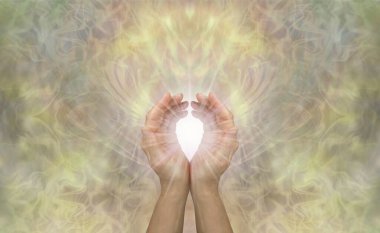 Altın Enerji İyileştiren Elleri Yıldız Işığını Hissediyor - ruhani altın renginde ışıyan arka plan ve kopyalanmış kadın elleri ruhani mesaj için uzaya uzanıyor