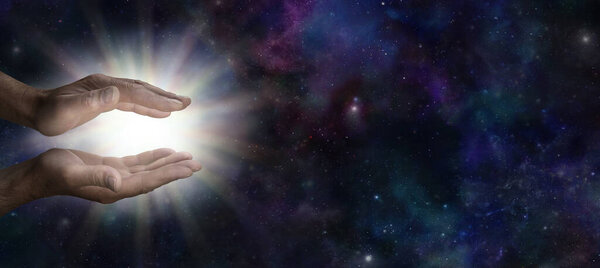 Мужчина Рейки Мастер посылает космическую целебную энергию - мужские параллельные руки с ярким белым светом на широком темно-синем ночном небе глубокого космоса небесного фона с копировальным пространством