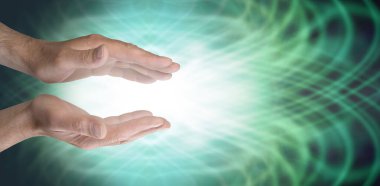 Şifalı eller ve yeşil kalp çakra enerji alanı - erkek paralel eller beyaz ışık ve yayılan yeşil yankılanan enerji alanı fotokopi alanı ile Reiki paylaşımı için ideal davet 