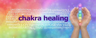 Chakra şifa terapisi kelime başlığı - bir çift el gökkuşağı renkli bir bokeh arka planda ilgili bir kelime bulutu yanında yedi şifalı çakra girdapları yığını etrafında