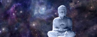 Buda, karanlık gece mesajı pankartıyla derin uzayın geniş panoramik görüntüsü, nebula ve düşünceli Buda 'nın nilüfer pozisyonunda fotokopi uzayı ile oturması üzerine meditasyon yapıyor..