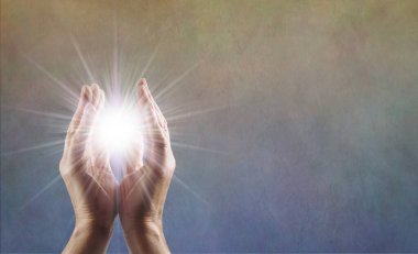 Kuantum İyileştirme Konsepti Şablonu Gönderiliyor - Paralel elli Erkek Reiki Usta Şifacı beyaz yıldız küre ışığı ile kırsal grunge kabuğu ile kopyalanmış mavi arkaplan arasında                                