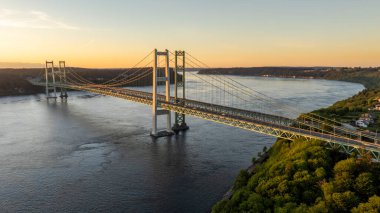 Güneş batarken Narrows Köprüsü 'nün havadan görünüşü
