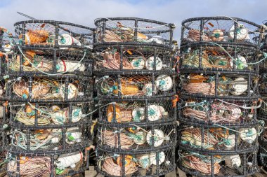 Halatlar, şamandıralar ve diğer balıkçı malzemeleriyle dolu istiflenmiş yengeç kaplarının detaylı görüntüsü.. 