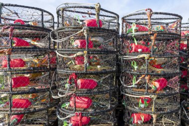 Halatlar, şamandıralar ve diğer balıkçı malzemeleriyle dolu istiflenmiş yengeç kaplarının detaylı görüntüsü.. 