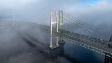 Güneş batarken Tacoma Narrows Köprüsü 'nde sabah sisi